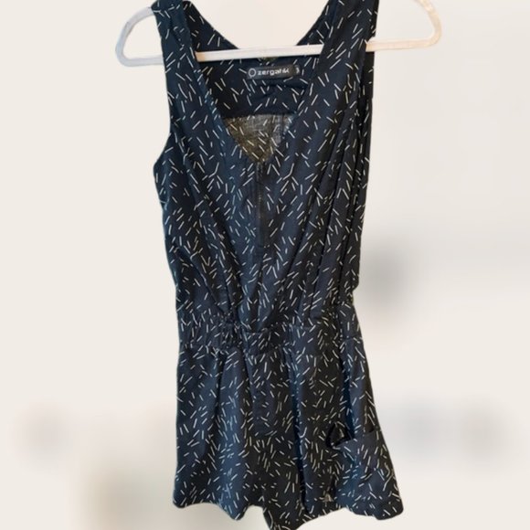 ZERGATIK | Mini Black/White Jumpsuit (Size M) - Picture 7 of 11